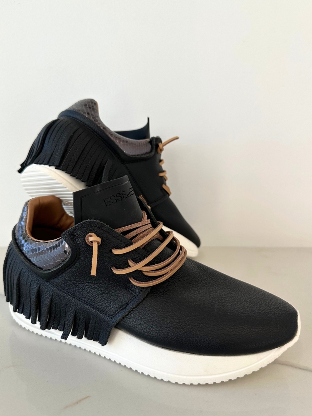 Women’s ESSEUTESSE Fringe black Italian leather sneakers Size 36